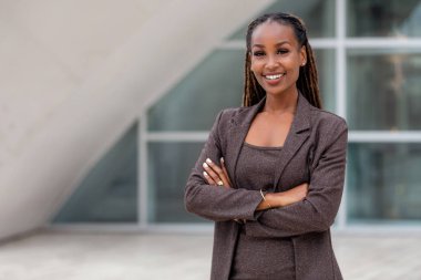 Neşeli gülümseyen iş kadını portresi, mutlu Afro-Amerikan şirket yöneticisi iş yerinde