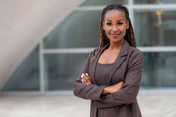 一位身穿办公室外西装的非洲裔美国女企业经营者的头像 — 图库照片