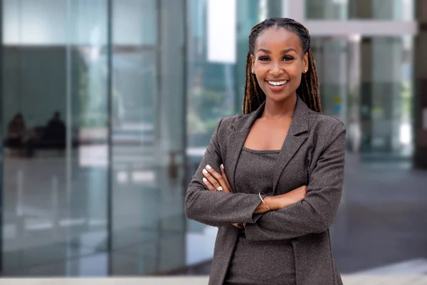 Glad Afroamerikansk Kvinnlig Företagsledare Ceo Chef Chef Står Framför Företagets — Stockfoto
