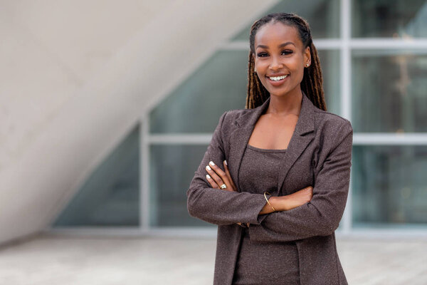Веселый улыбающийся портрет деловой женщины, счастливый африканский руководитель корпорации в Америке на работе
