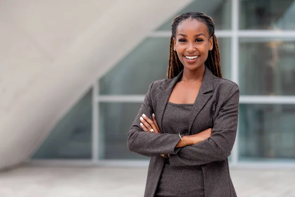 Hermosa Mujer Negocios Afroamericana Retrato Brazos Cruzados Ceo Feliz Confianza —  Fotos de Stock