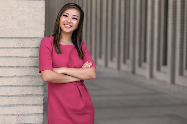 美しい若いアジアの女性ビジネス学生 Mba 大学で陽気に笑顔 — ストック写真