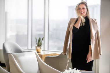 Modern moda kıyafetleri giyen, eğlenceli ve neşeli bir kişiliği olan, gülümseyen ve neşeli bir profesyonel model.