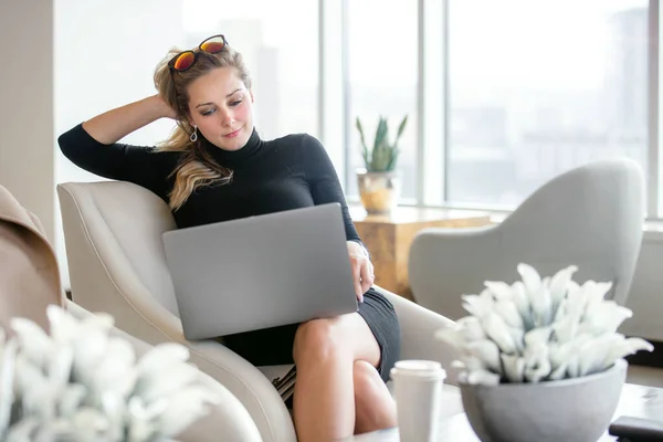 时尚优雅的女企业家带着笔记本电脑在优雅的商务办公室工作空间 可能是宾馆休息室或大堂 上网浏览 — 图库照片
