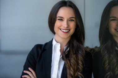 İş adamı profesyonel girişimci, şirket yöneticisi başarıya bakan, sempatik ve kendinden emin.