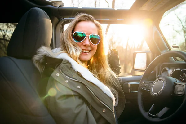 Mujer Rubia Hermosa Aventurera Que Viaja Vehículo Durante Atardecer Través — Foto de Stock