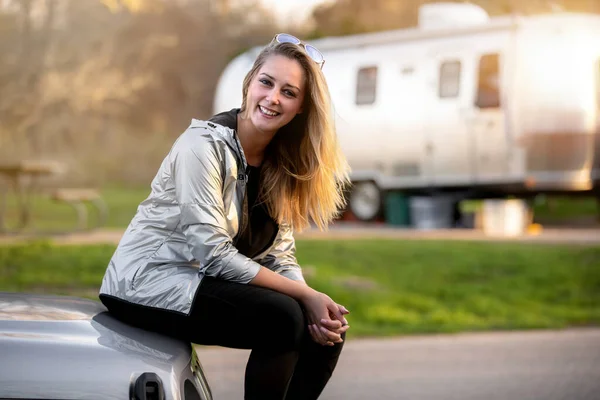 キャンパートレーラーRvで屋外で楽しいキャンプをしている笑顔の女性は 屋外で楽しい経験を楽しんで ストック画像
