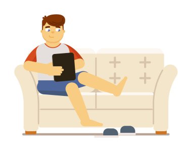 Adam beyaz arka planda izole edilmiş tabletle kanepede dinleniyor.