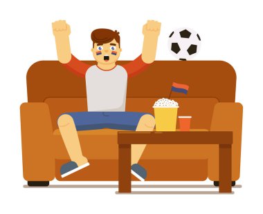 Beyazların arasında futbol izleyen bir adam.