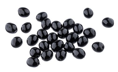 İzole kırpma yolu ile beyaz arka planda siyah zeytin yığını. Üstten görünüm