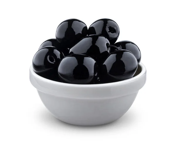 Olives noires dans un bol isolé sur fond blanc avec un chemin de coupe — Photo