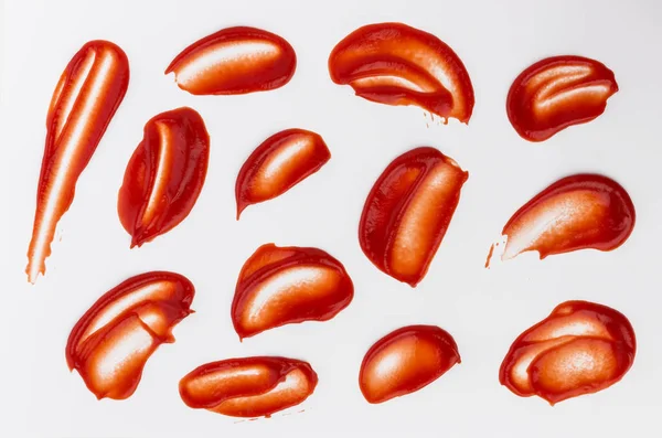Ketchup fläckar och stänk isolerade på vit bakgrund — Stockfoto