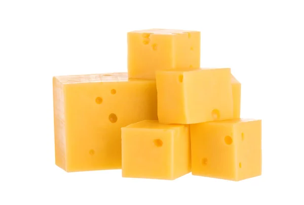Σωρός από κύβους τυρί που απομονώνονται σε λευκό φόντο. Με διαδρομή αποκοπής. — Φωτογραφία Αρχείου