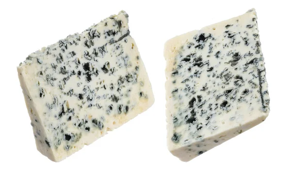 Triunghiul de brânză albastră daneză izolat pe fundal alb cu cale de tăiere — Fotografie, imagine de stoc