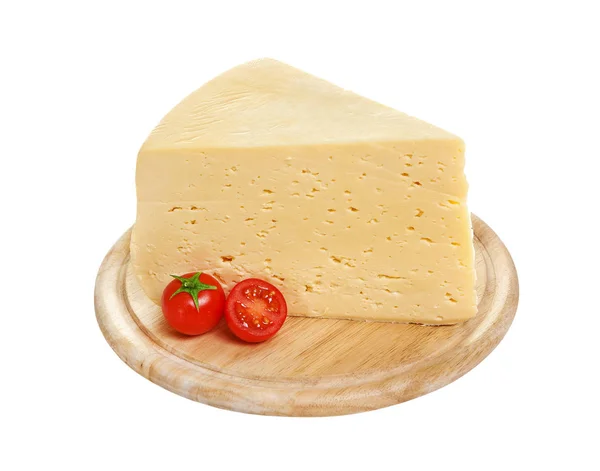Pezzo di formaggio russo isolato su sfondo bianco con percorso di ritaglio — Foto Stock
