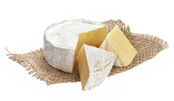 Sýr Camembert izolovaný na bílém pozadí s oříznutou dráhou — Stock fotografie