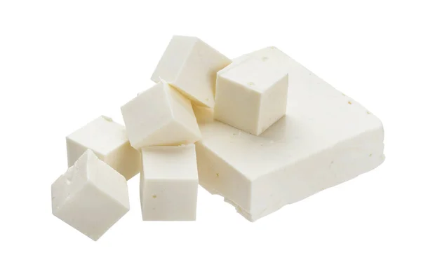 Haldy kostky nakrájený sýr feta izolovaných na bílém pozadí — Stock fotografie