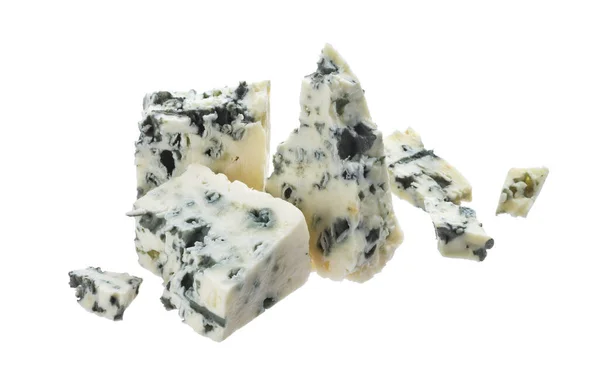 Kırpma yolu ile beyaz arkaplanda mavi peynir izole — Stok fotoğraf
