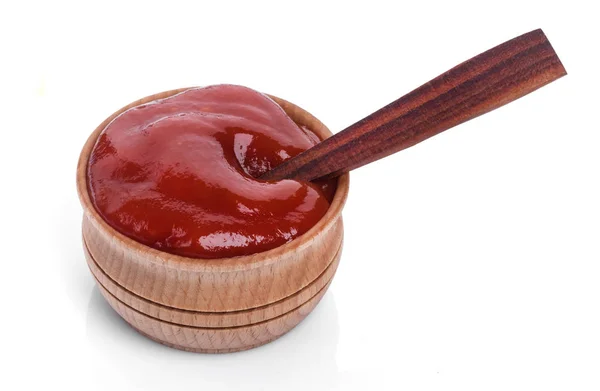 Ketchup en cuenco de madera con cuchara aislada sobre fondo blanco — Foto de Stock