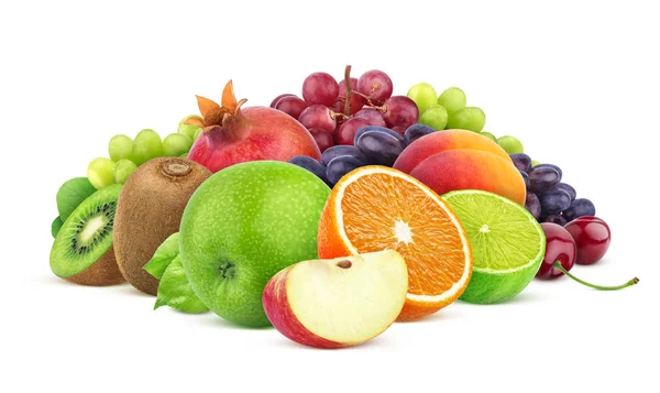 Haufen verschiedener Früchte und Beeren isoliert auf weißem Hintergrund — Stockfoto