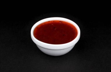 Siyah arka plan üzerine kızılcık sosu