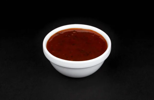 Гриль соус изолирован на черном фоне — стоковое фото
