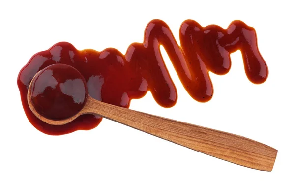 Versez de la sauce ketchup avec une cuillère en bois isolée sur fond blanc. Vue du dessus — Photo