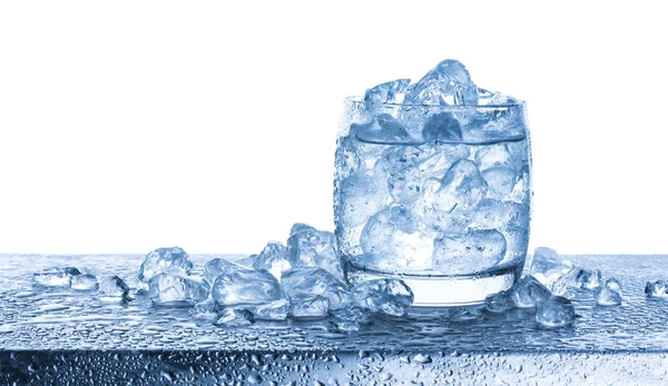 Eau avec glaçons broyés en verre sur fond blanc — Photo