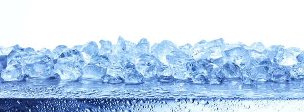 Heap de gelo picado isolado sobre fundo branco — Fotografia de Stock