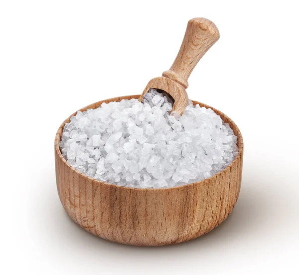 Морская соль в деревянной чаше с совок изолированы на белом фоне — стоковое фото