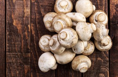 Ahşap masa, üstten görünüm üzerinde taze champignon mantar. Kopya alanı