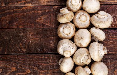 Ahşap masa, üstten görünüm üzerinde taze champignon mantar. Kopya alanı