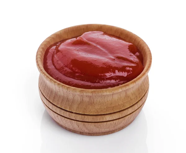 Ketchup en cuenco de madera aislado sobre fondo blanco — Foto de Stock