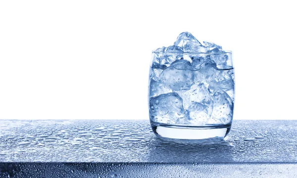 Wody z kostkami lodu pokruszonego szkła na białym tle — Zdjęcie stockowe