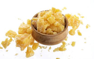 Beyaz arka plan üzerinde izole parmesan peynir parçalarını