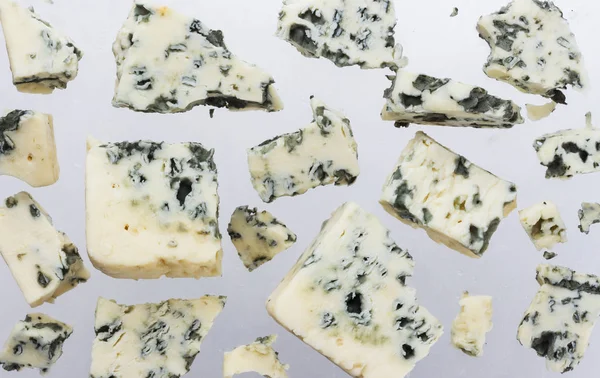 Deense blauwe kaas geïsoleerd op witte achtergrond — Stockfoto