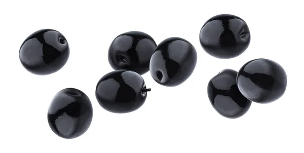 Черные оливки, изолированные на белом фоне с обрезкой пути — стоковое фото