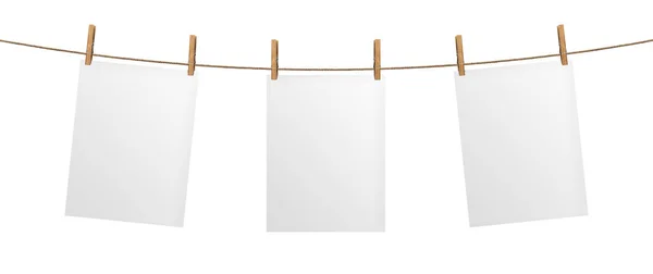 Άδειο χαρτί φύλλο κρέμεται σχοινί, απομονώνονται σε λευκό φόντο, μακέτα για το έργο σας, το πρότυπο αφίσα — Φωτογραφία Αρχείου