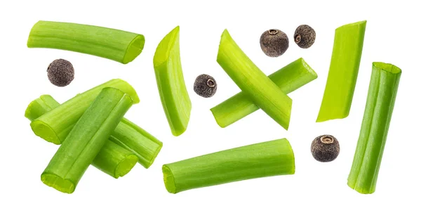Gehackter Schnittlauch, frische grüne Zwiebeln isoliert auf weißem Hintergrund, Makro, Nahaufnahme — Stockfoto