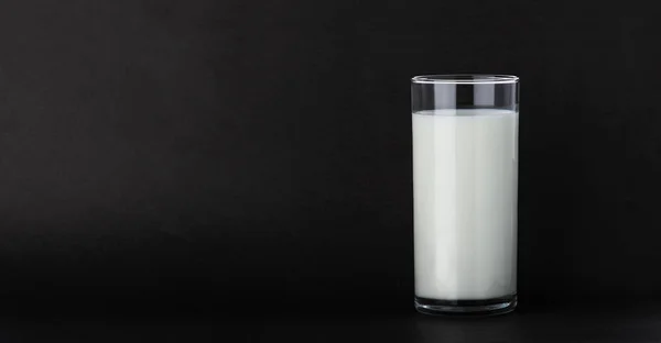 Vaso de leche aislado sobre fondo negro con espacio para copiar —  Fotos de Stock