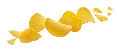 Beyaz arka plan üzerinde izole ezilmiş patates cipsi