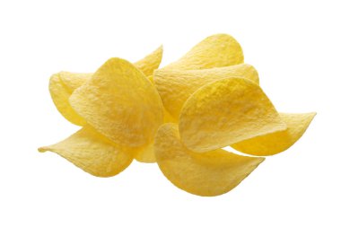 Beyaz arka planda izole edilmiş patates cipsi yığını