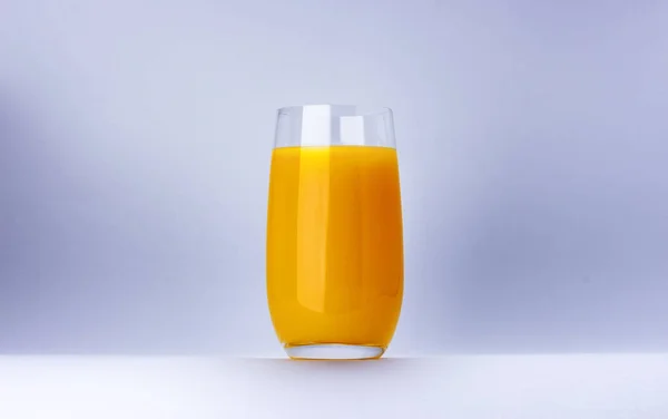 Verre de jus d'orange isolé sur fond blanc avec espace de copie — Photo