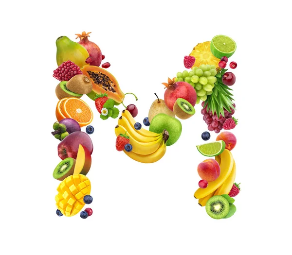 Buchstabe m aus verschiedenen Früchten und Beeren, Fruchtschrift isoliert auf weißem Hintergrund, gesundes Alphabet — Stockfoto