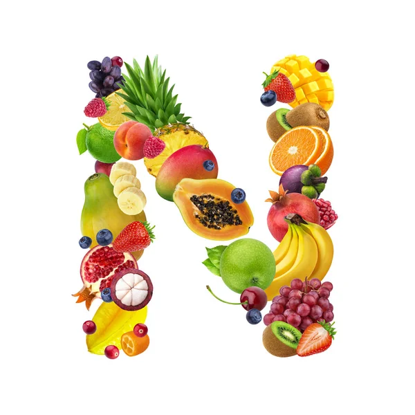 Γράμμα N φτιαγμένο από διαφορετικά φρούτα και μούρα, το αλφάβητο των φρούτων απομονώνεται σε λευκό φόντο — Φωτογραφία Αρχείου