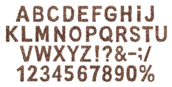 Kávová abeceda, písmo vyrobené z pražených kávových bobů, izolované na bílém pozadí — Stock fotografie