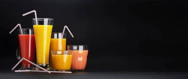 Assortiment de cocktails d'agrumes sur fond noir avec espace de copie — Photo