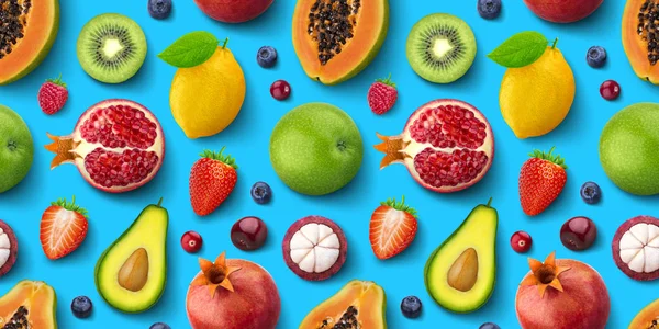 Безшовний візерунок з різних фруктів і ягід, плоский, вид зверху, тропічна і екзотична текстура — стокове фото
