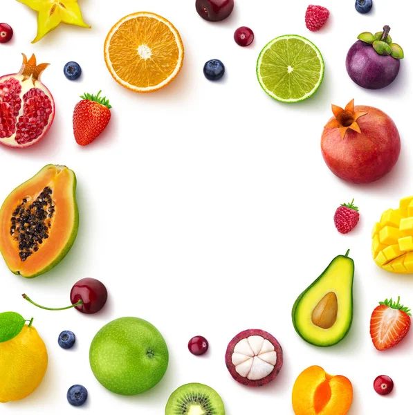 Çeşitli meyve ve çilek beyaz arka plan, üst görünüm, yaratıcı düz düzeni, metin için boş alan ile meyve yuvarlak çerçeve izole