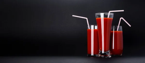Стакан томатного сока изолирован на черном фоне с копировальным пространством — стоковое фото
